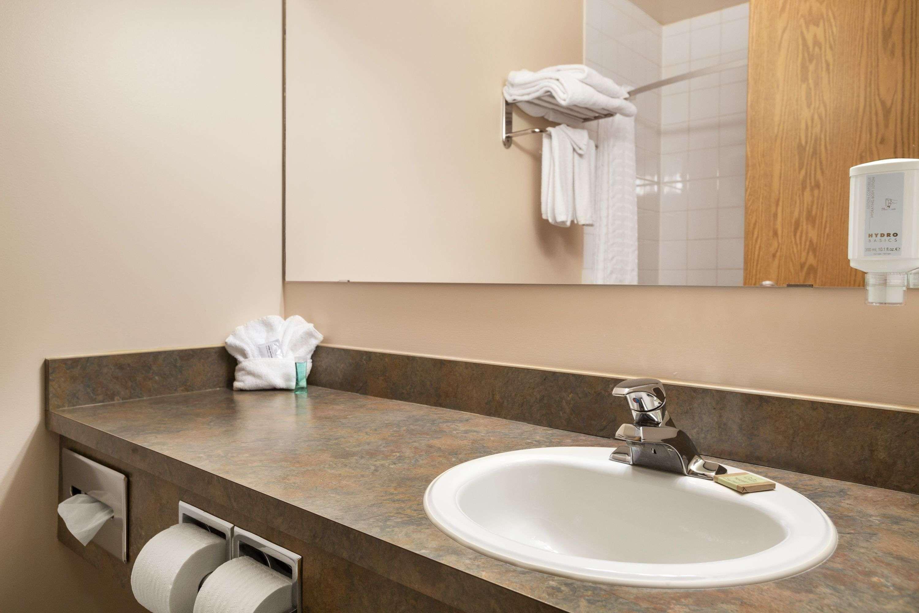 Hotel Super 8 By Wyndham Whitecourt Extérieur photo